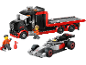 Camion jouet et voiture de course avec deux figurines, l'une tenant une clé.