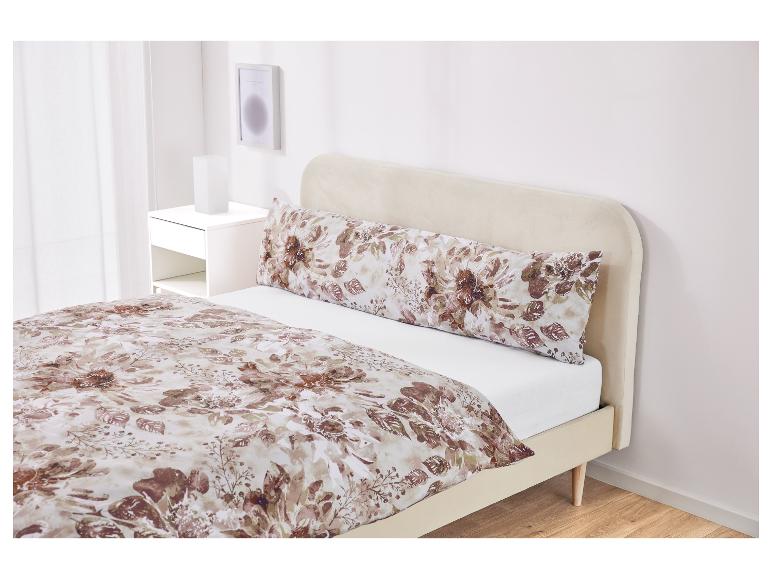 Décor de chambre avec literie florale marron et cadre de lit beige.