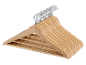 Une pile de cintres en bois clair avec des crochets métalliques, disposés en diagonale.