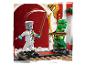 Deux figurines Lego Ninjago, une blanche et une verte, se battent avec des armes.
