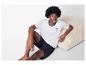 T-shirt et shorts de détente pour homme.