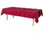 Nappe damassée rouge avec chemin de table noir sur une table en bois.