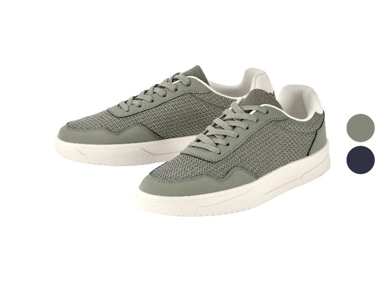 Une paire de baskets grises avec des détails blancs et deux échantillons de couleur.