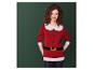 Une femme portant un pull de Noël rouge avec un col blanc et une ceinture noire.