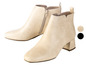 Bottines beiges à fermeture éclair.