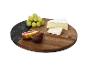 Planche de fromages avec brie, raisins verts et figues
