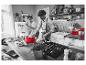 Couple dans une cuisine avec des appareils électroménagers Smeg rouges des années 70.