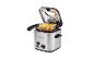 Friteuse de table en acier inoxydable avec frites et couvercle ouvert.