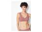 Une femme porte un soutien-gorge sans couture rose et une culotte assortie.