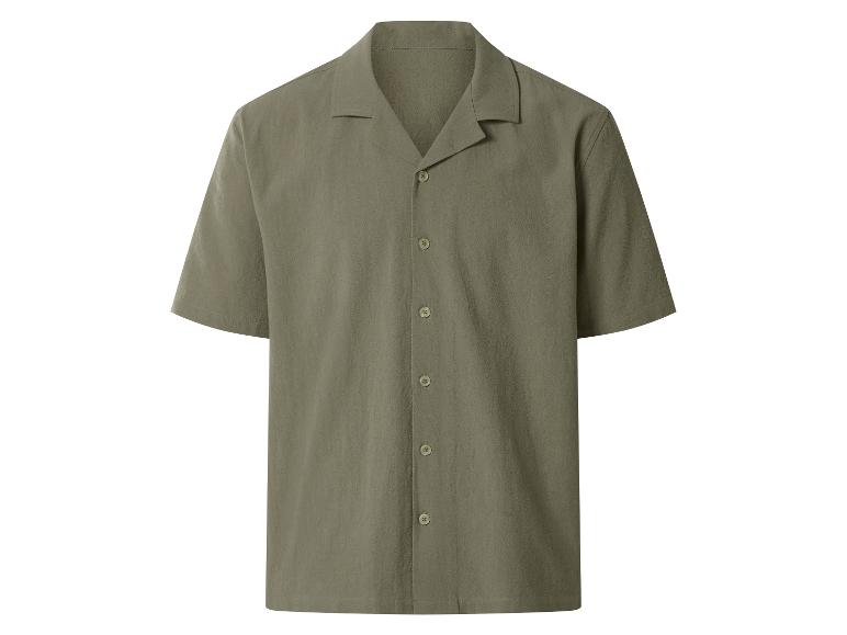 Chemise verte à manches courtes avec col et boutons.