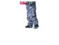 Enfant en combinaison de pluie bleue à motifs de véhicules et chaussures bleu foncé, tenant une tasse rose.