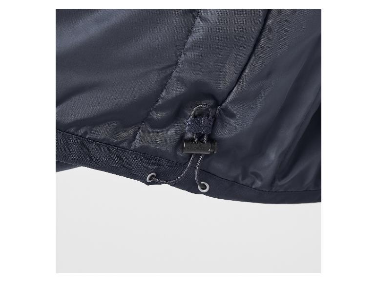 Détail d'une veste bleu marine avec cordon de serrage réglable à l'ourlet.