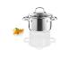 Une casserole en acier inoxydable avec un couvercle en verre et des légumes coupés.