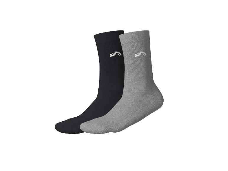 Deux paires de chaussettes, une noire et une grise, avec un petit logo blanc.
