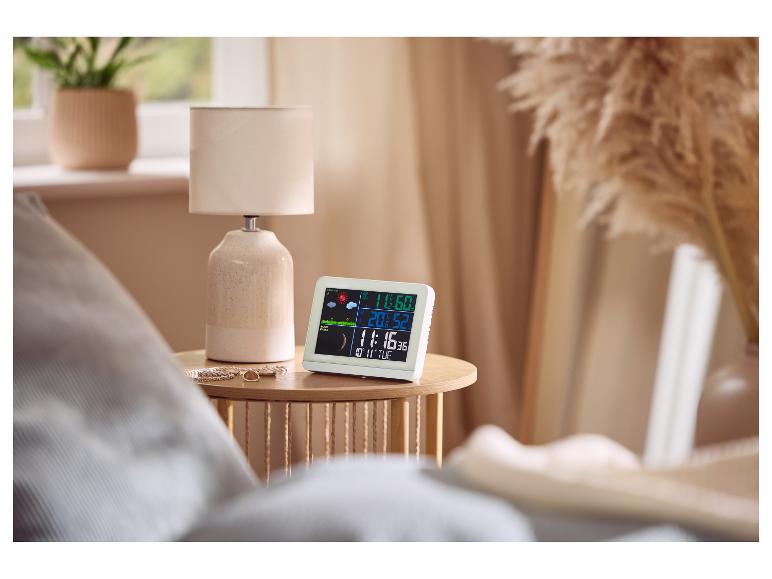 Station météo radio-pilotée TRONIC® avec écran couleur sur une table de chevet.