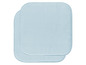Deux housses de chaise en tissu bleu clair.