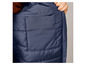 Une veste d'hiver bleue avec une poche sur la poitrine.