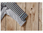 Un t-shirt rayé et gris sur un fond en bois