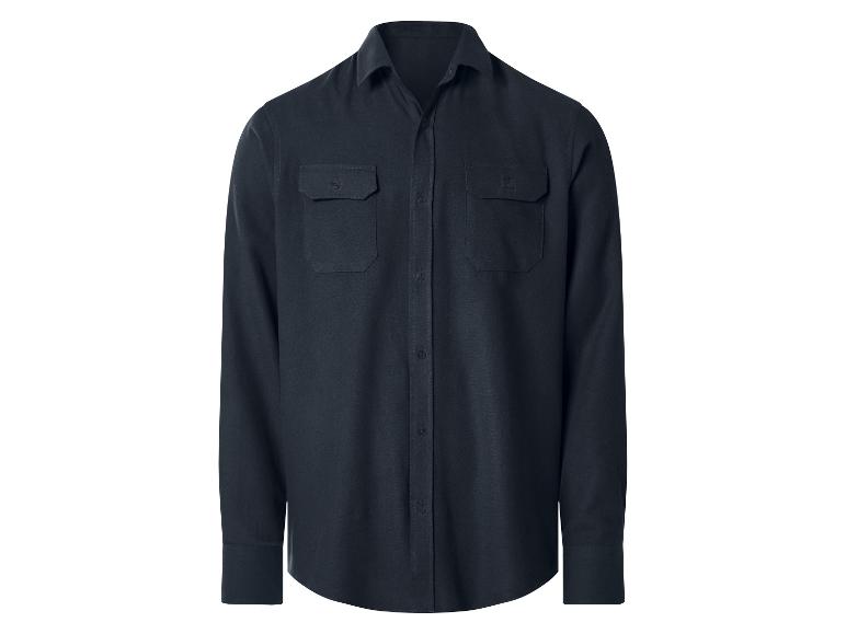 Chemise homme bleu foncé à manches longues avec deux poches poitrine et boutons.