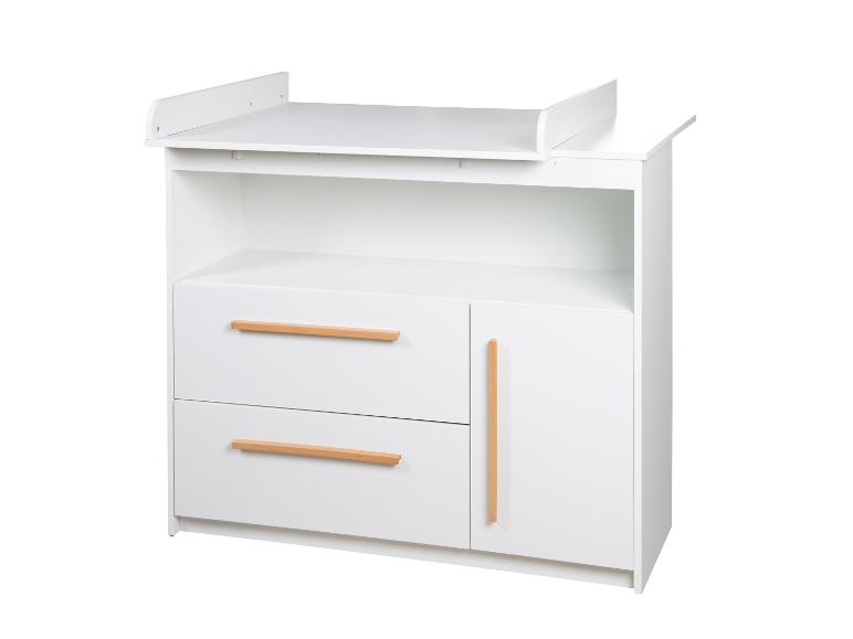 Table à langer blanche avec deux tiroirs et une armoire, dotée de poignées en bois clair.