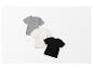 Trois t-shirts pour enfants : gris, blanc et noir.