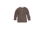 Pull marron avec boutons sur l'épaule et manches retroussées.