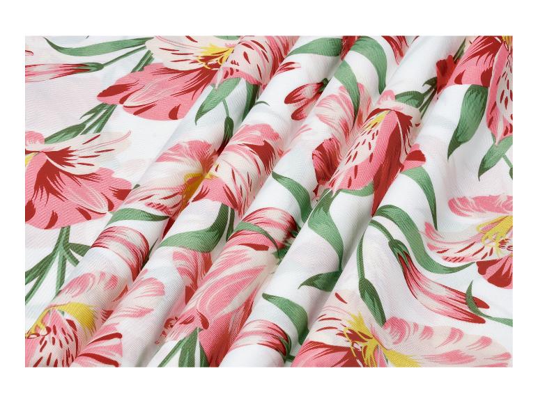 Tissu blanc avec des fleurs roses et rouges et des feuilles vertes.