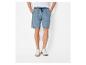Shorts en jean et baskets blanches pour homme.