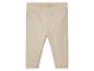 Leggings bébé beige en tissu doux.