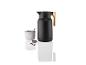 Carafe isotherme noire avec poignée en bambou, tasse et biscuits.