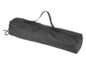 Un sac de transport noir pour une chaise de camping.