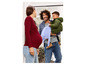 Un homme avec son fils et une femme enceinte à la porte.