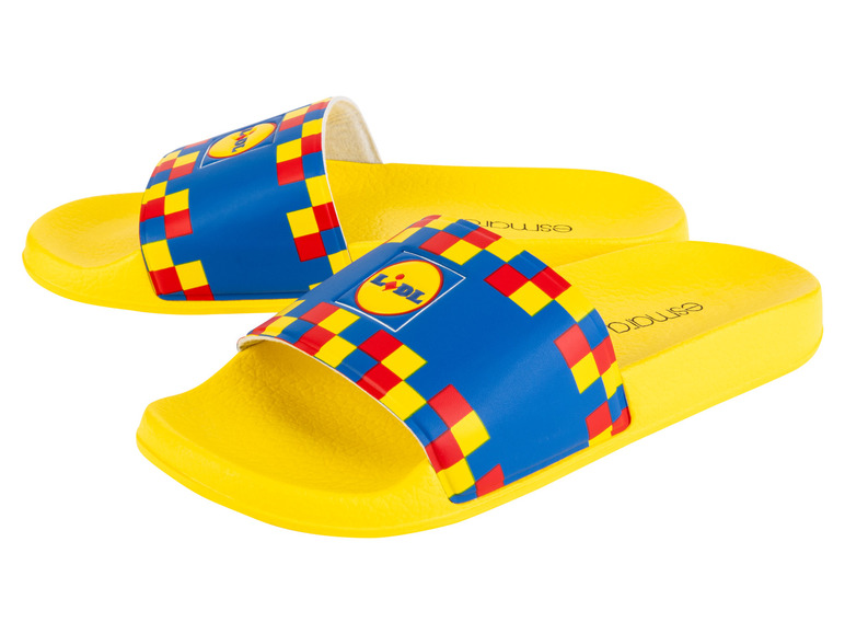 Des tongs jaunes avec un motif rouge-jaune-bleu et le logo Lidl.