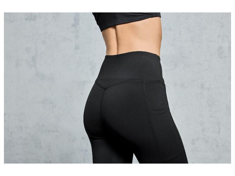 Leggings noirs avec des poches pour le sport.