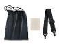 Un sac noir à cordon, une sangle et un chiffon pour nettoyer des lunettes.