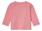 Un t-shirt rose à manches longues pour bébé.