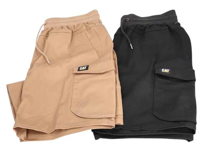 Deux shorts cargo, un beige et un noir, avec taille élastique et cordon de serrage.