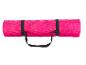Un tapis de yoga rose Crivit avec des sangles noires.