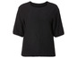 Un t-shirt noir à manches courtes.