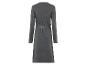 Une robe en tricot grise avec ceinture.