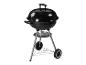 Un barbecue rond noir avec un couvercle et des roues.