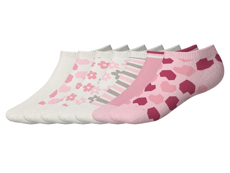 Six paires de chaussettes roses et grises avec motifs cœurs, fleurs et rayures.