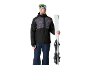 Homme en veste, pantalon, bonnet et lunettes de ski tenant des skis.
