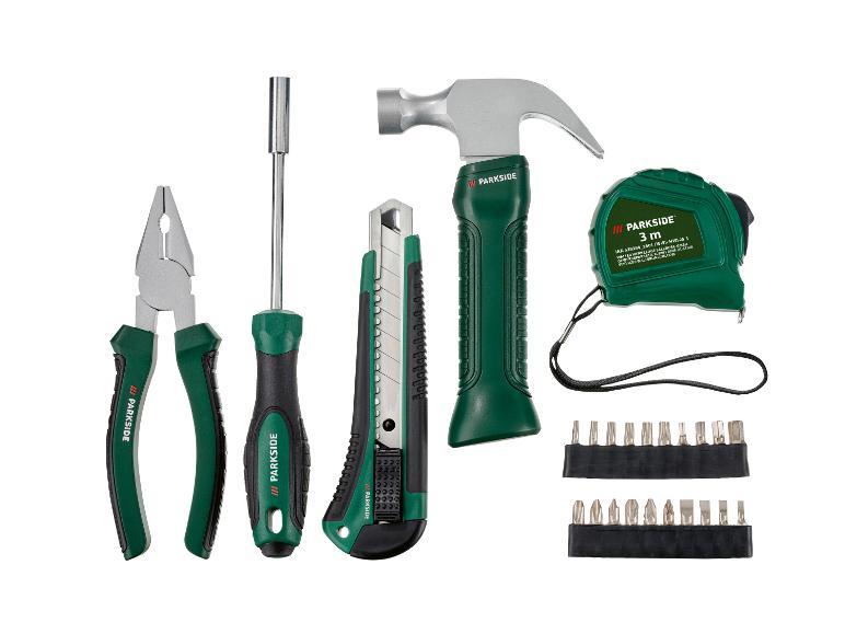 Ensemble d'outils avec marteau, pince, tournevis, cutter, mètre ruban et embouts.