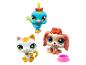 Trois figurines Littlest Pet Shop : un oiseau bleu, un chien marron et un chat blanc avec une gamelle.