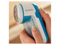 Un rasoir à poils Philips bleu dans la main.