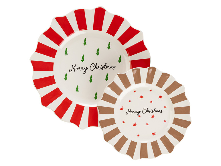Deux assiettes de Noël à rayures rouges et marrons.