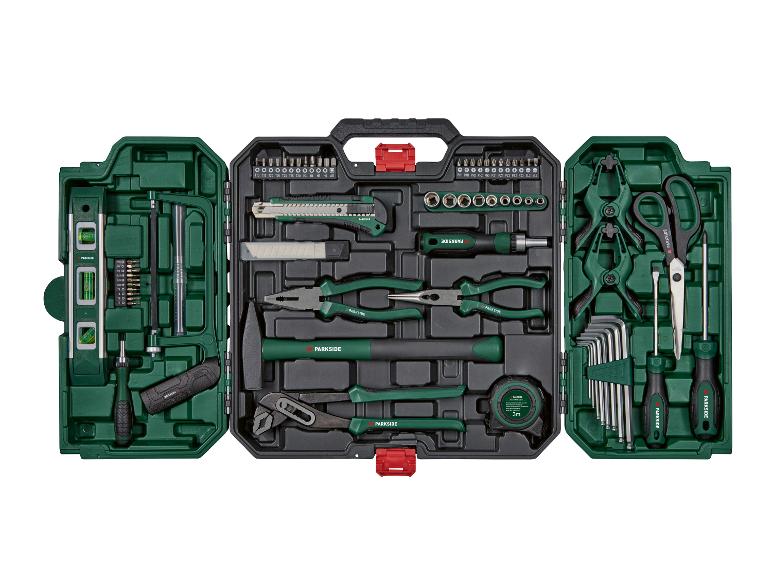 Mallette à outils ouverte avec une grande variété d'outils à main, y compris des tournevis, des pinces, un marteau et un mètre ruban.