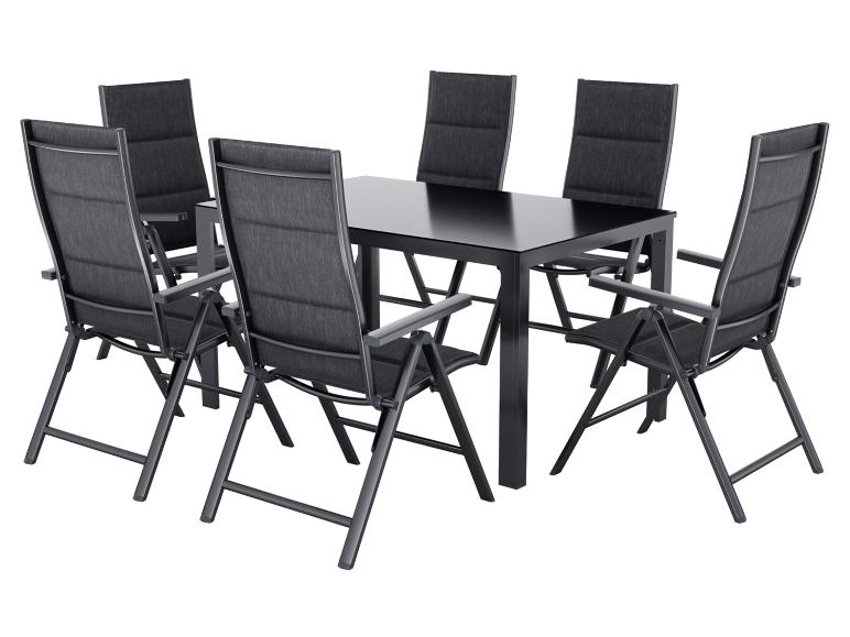 Ensemble de salle à manger d'extérieur avec une table rectangulaire noire et six chaises pliantes gris foncé.