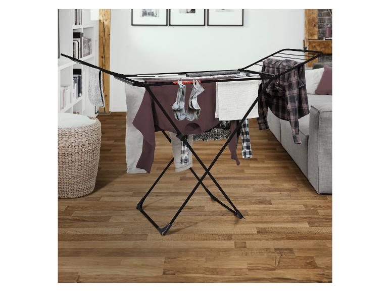 Séchoir à linge avec vêtements dans un salon.